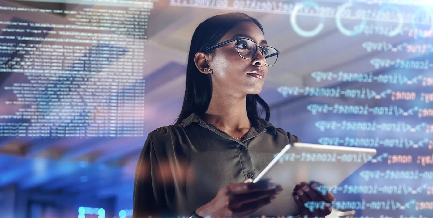 Femme qui observe l'organisation autour de la data de son entreprise