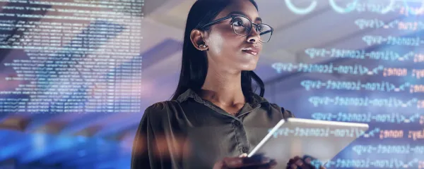 Femme qui observe l'organisation autour de la data de son entreprise