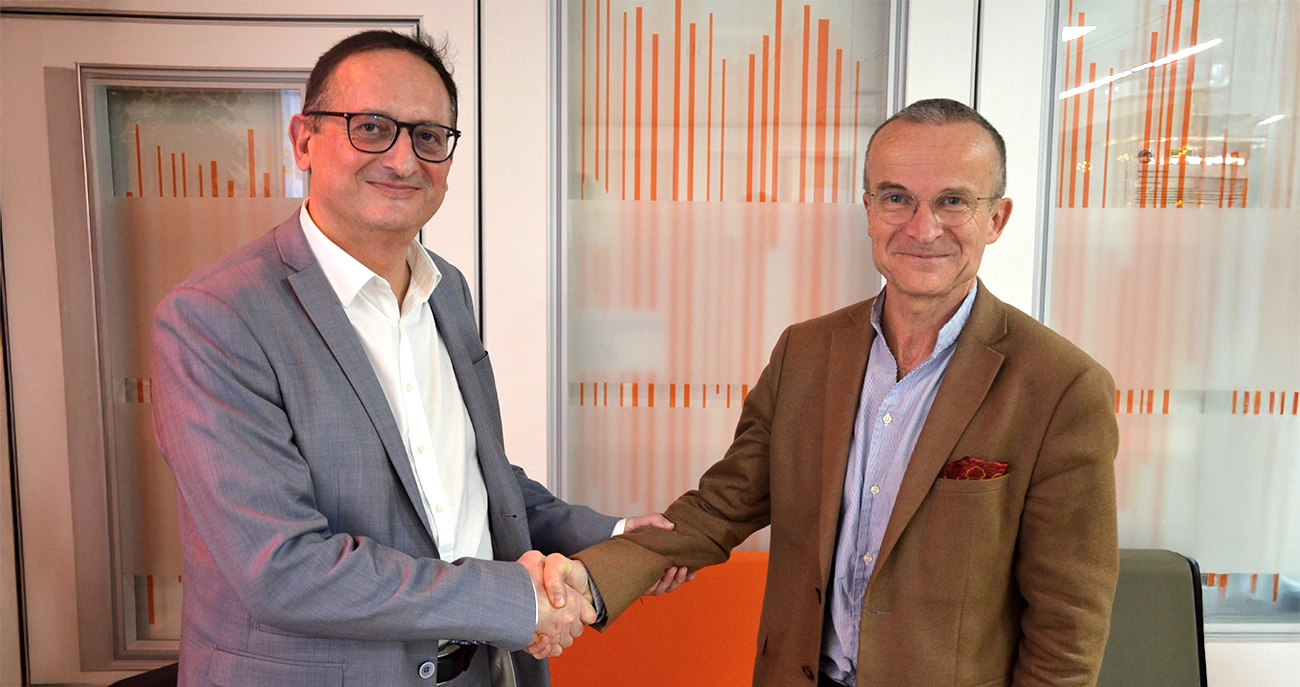 Yann de Feraudy et Stéphane Navarra se serrant la main en symbole de leur co-présidence